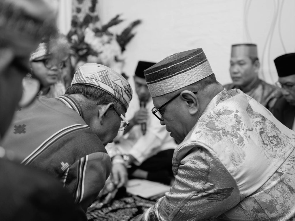 Capturing a traditional Indonesian wedding ceremony in Kendari, highlighting cultural attire and rituals.