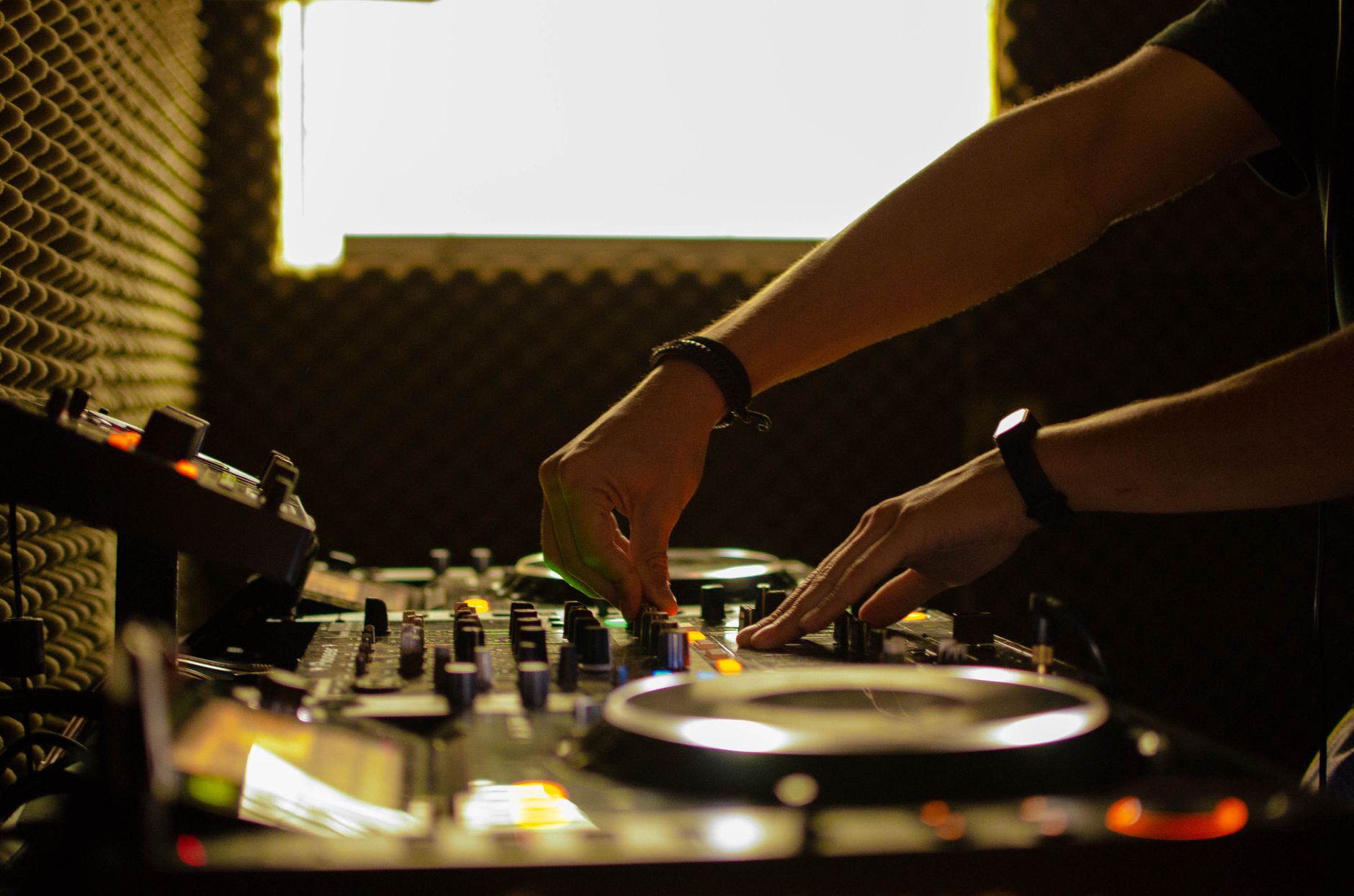 Video Streaming Pro: Cara Atasi Masalah Audio Noise Siaran
