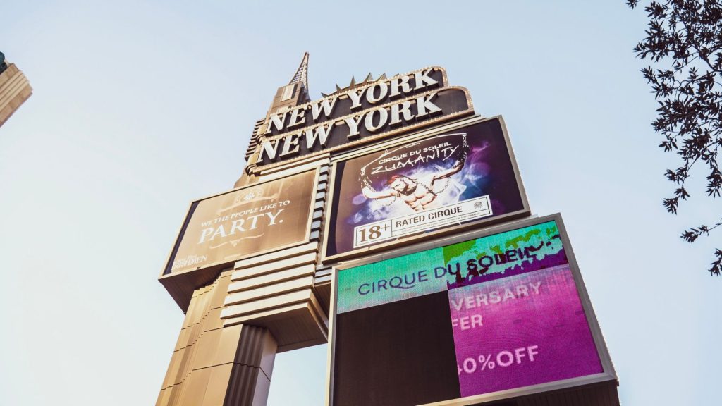 Sewa Billboard Digital: Media Promosi Paling Mencolok di Event