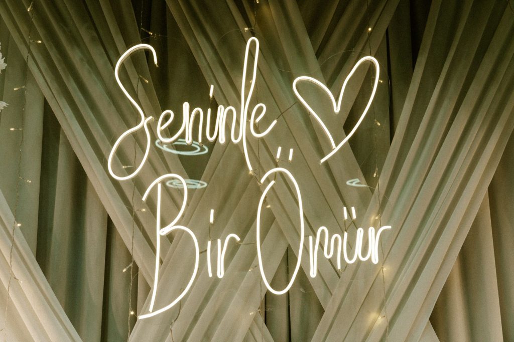 Sewa Backdrop LED Wedding: Ciptakan Nuansa Mewah di Hari Spesial