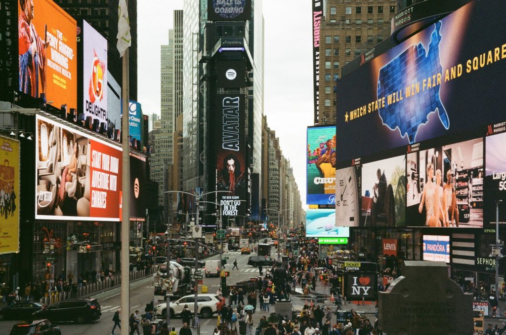 Sewa Layar LED Videotron: Pilihan Terbaik Pengganti Spanduk Banner