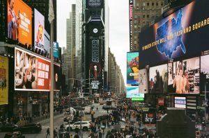 Sewa Layar LED Videotron: Pilihan Terbaik Pengganti Spanduk Banner