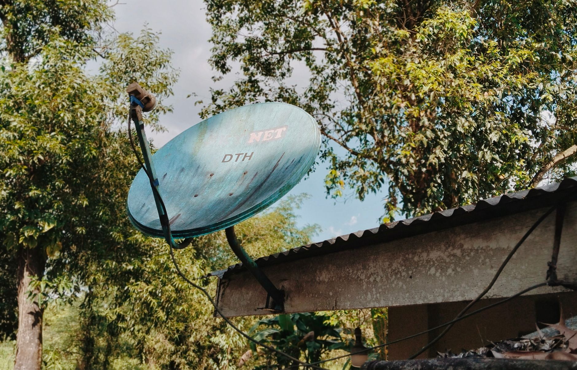 Siaran Luar Ruang: Solusi Internet Satelit Live di Lapangan
